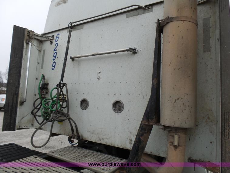 image for item L5421 2007 International 9400i semi truck