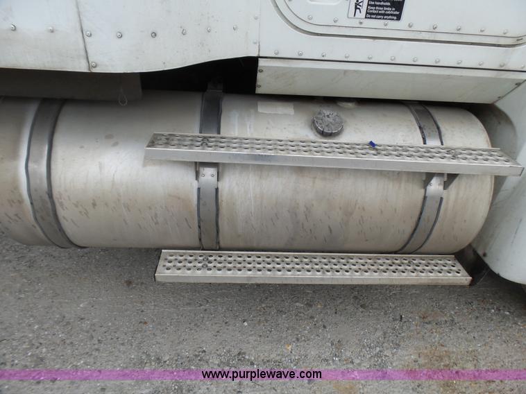 image for item L5421 2007 International 9400i semi truck