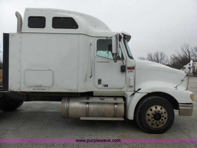 image for item L5421 2007 International 9400i semi truck