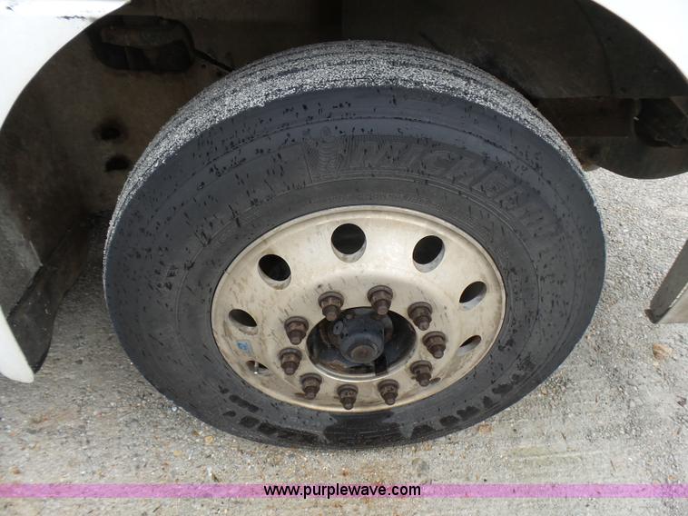 image for item L5421 2007 International 9400i semi truck