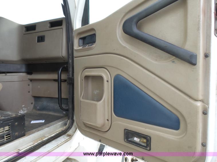 image for item L5421 2007 International 9400i semi truck