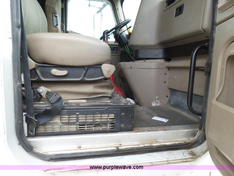 image for item L5421 2007 International 9400i semi truck