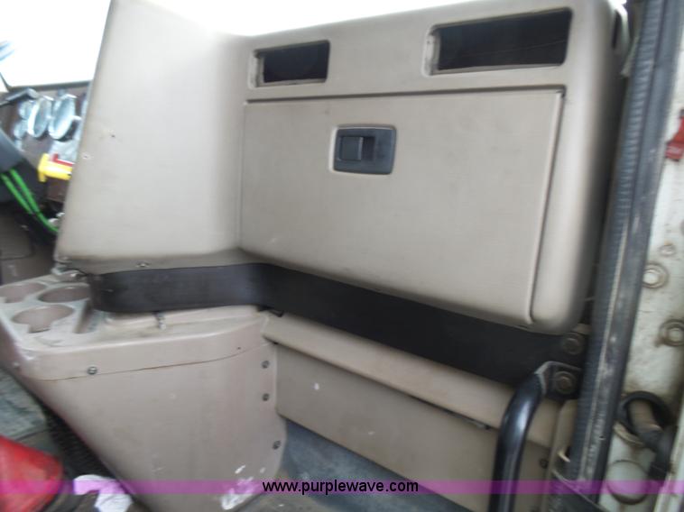 image for item L5421 2007 International 9400i semi truck