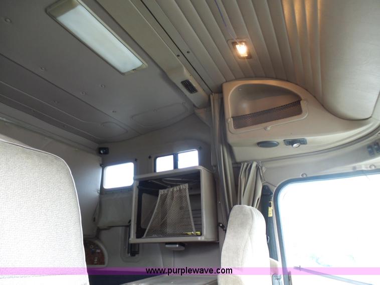 image for item L5421 2007 International 9400i semi truck