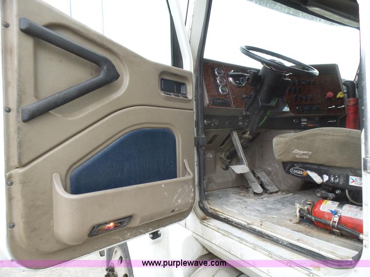 image for item L5421 2007 International 9400i semi truck