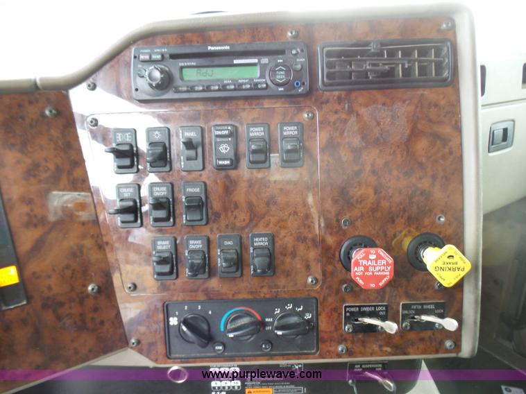 image for item L5421 2007 International 9400i semi truck