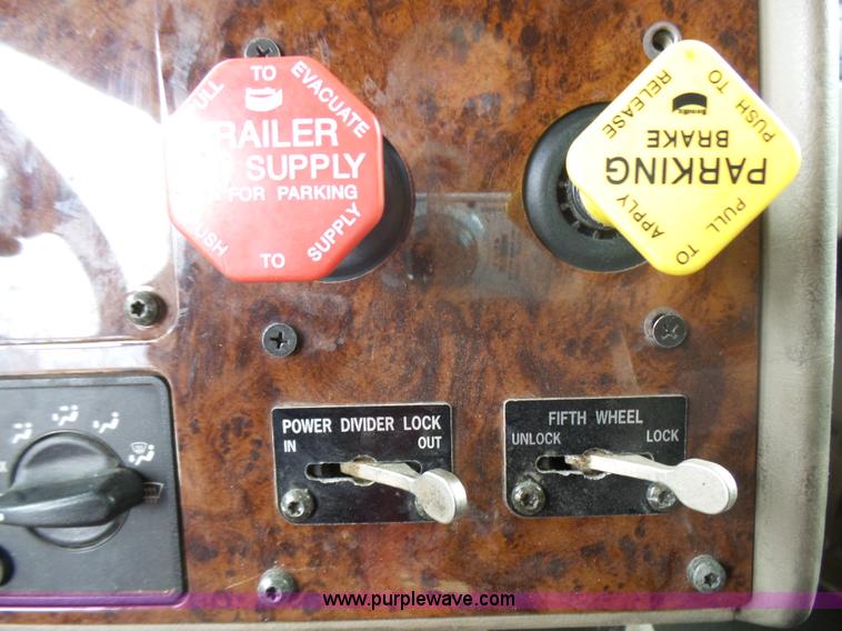 image for item L5421 2007 International 9400i semi truck