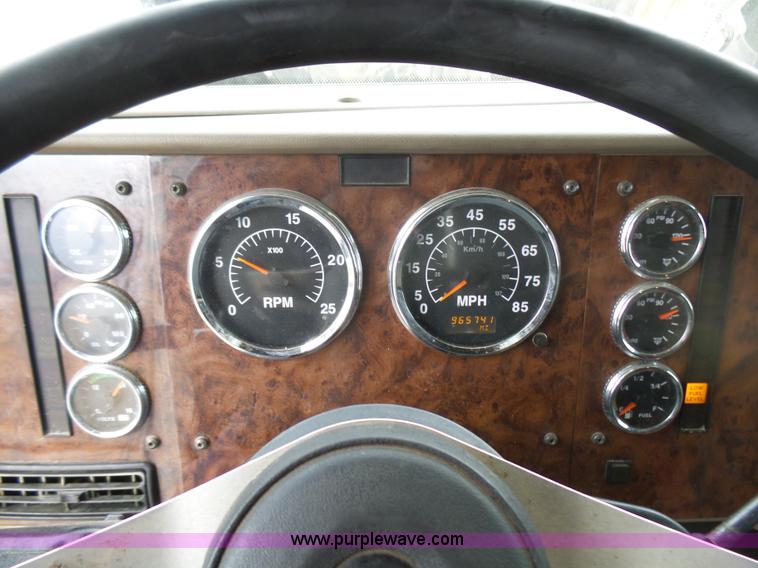 image for item L5421 2007 International 9400i semi truck