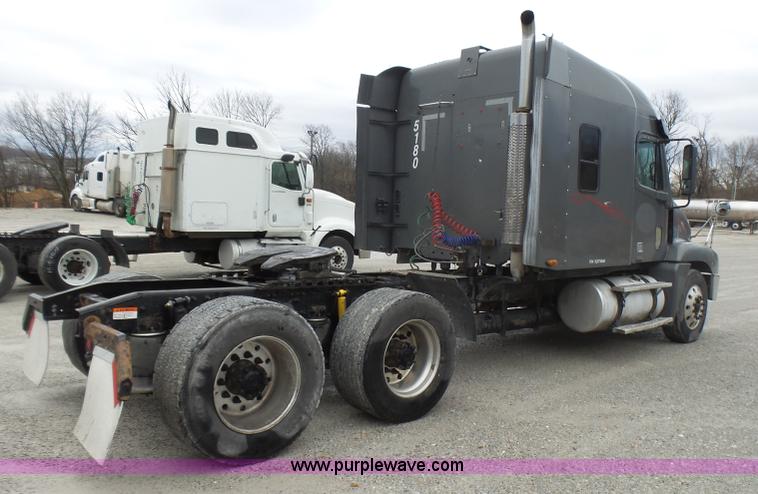 image for item L5422 2006 Freightliner Century Class ST120 semi truck