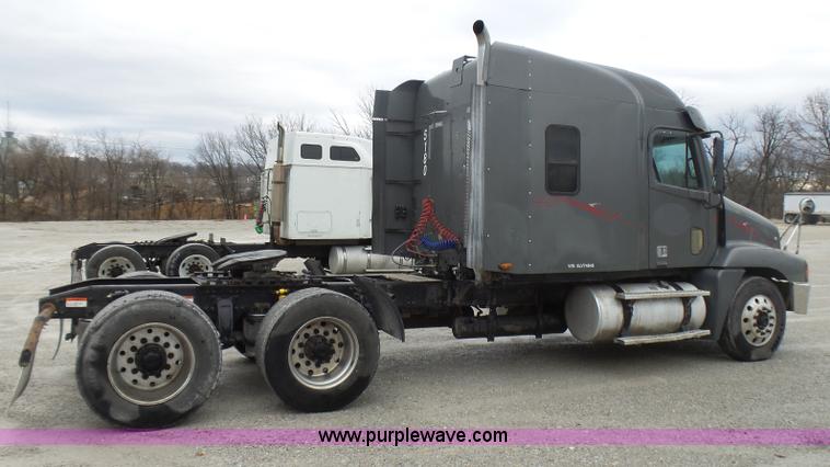 image for item L5422 2006 Freightliner Century Class ST120 semi truck