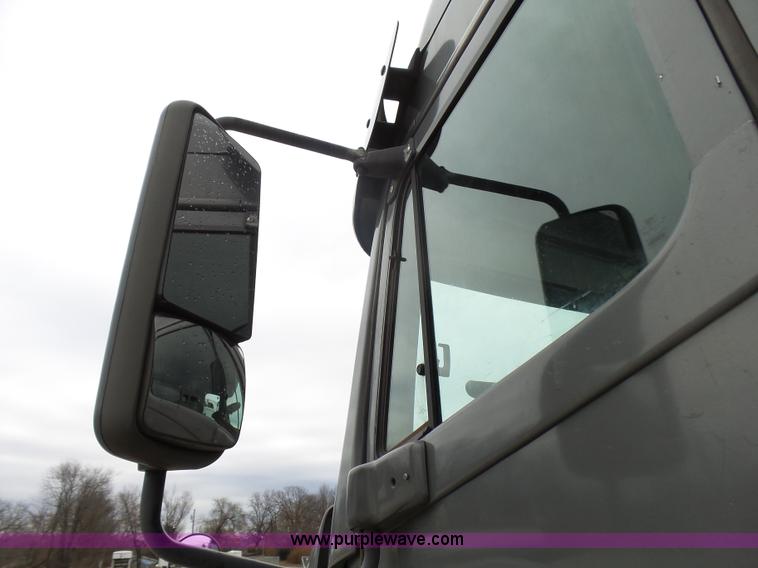 image for item L5422 2006 Freightliner Century Class ST120 semi truck