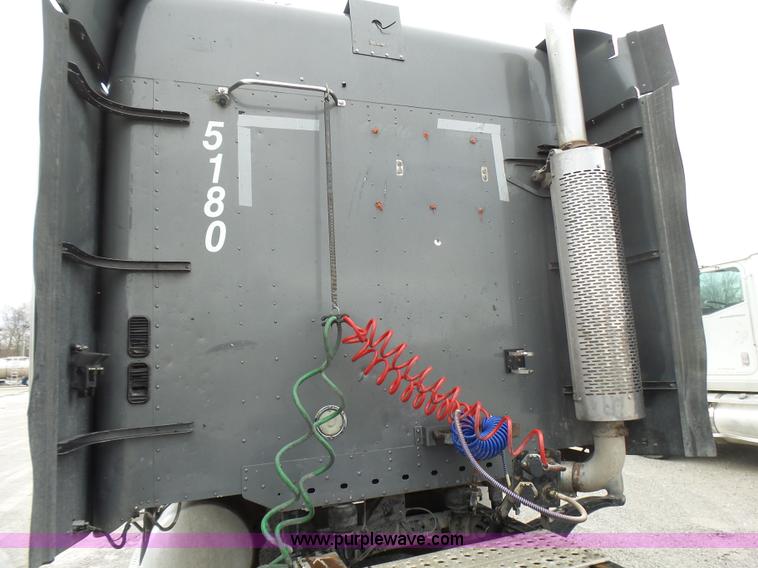 image for item L5422 2006 Freightliner Century Class ST120 semi truck