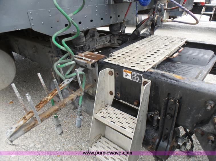 image for item L5422 2006 Freightliner Century Class ST120 semi truck