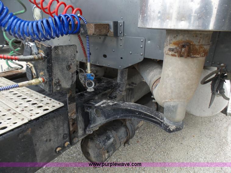 image for item L5422 2006 Freightliner Century Class ST120 semi truck