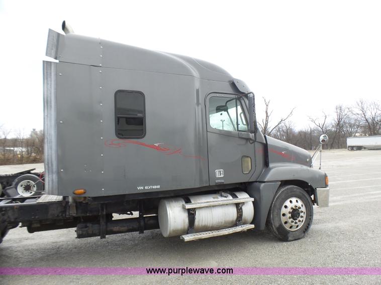image for item L5422 2006 Freightliner Century Class ST120 semi truck