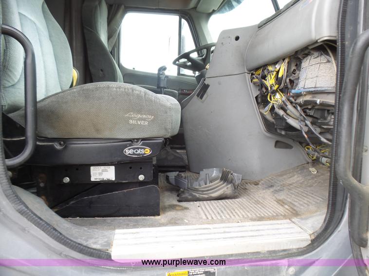 image for item L5422 2006 Freightliner Century Class ST120 semi truck