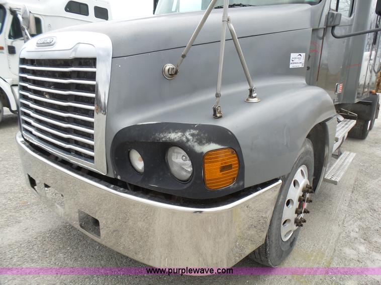 image for item L5422 2006 Freightliner Century Class ST120 semi truck