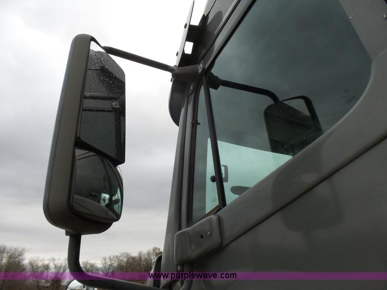 image for item L5422 2006 Freightliner Century Class ST120 semi truck