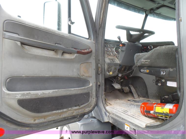 image for item L5422 2006 Freightliner Century Class ST120 semi truck