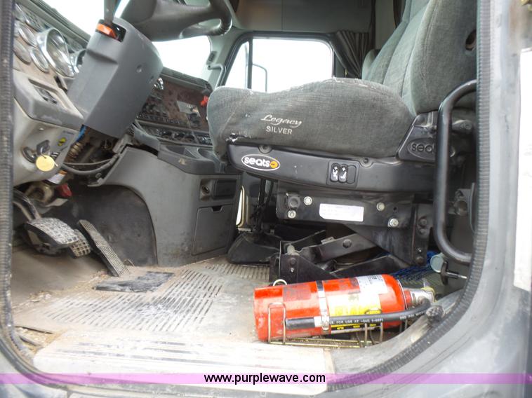 image for item L5422 2006 Freightliner Century Class ST120 semi truck