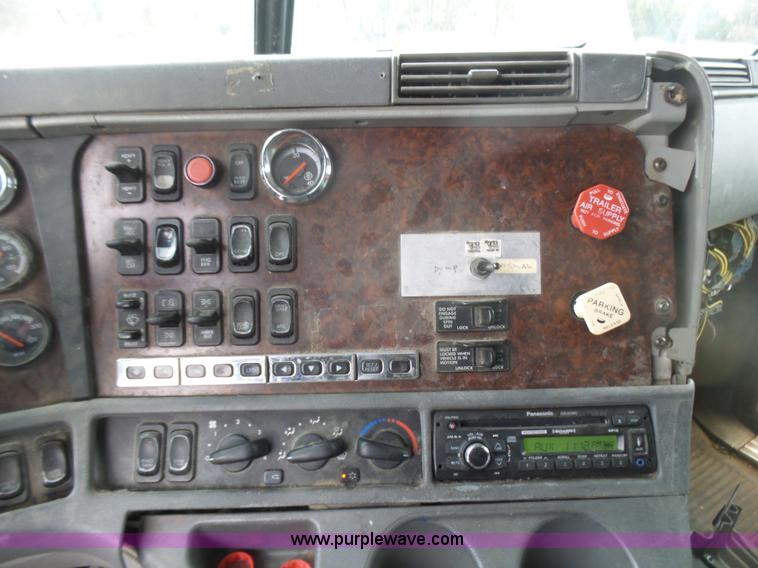 image for item L5422 2006 Freightliner Century Class ST120 semi truck