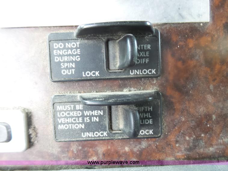 image for item L5422 2006 Freightliner Century Class ST120 semi truck