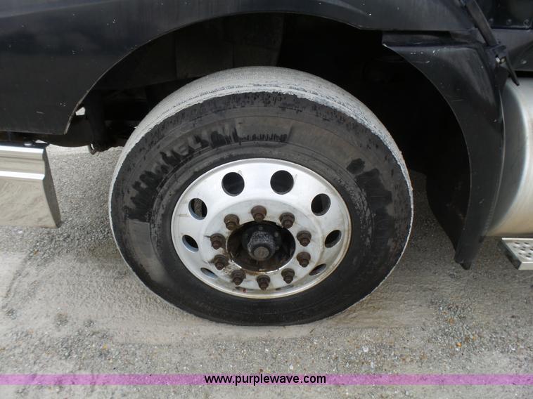 image for item L5423 2007 International 9400i semi truck