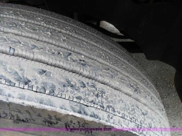 image for item L5423 2007 International 9400i semi truck