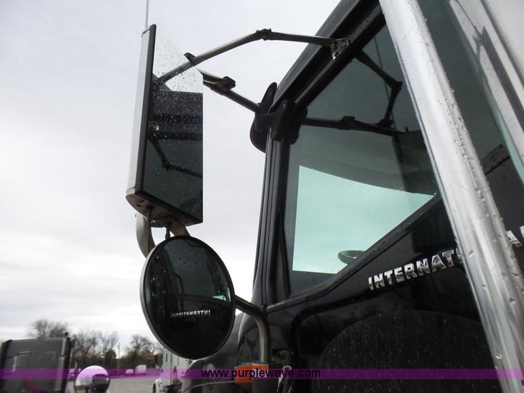 image for item L5423 2007 International 9400i semi truck