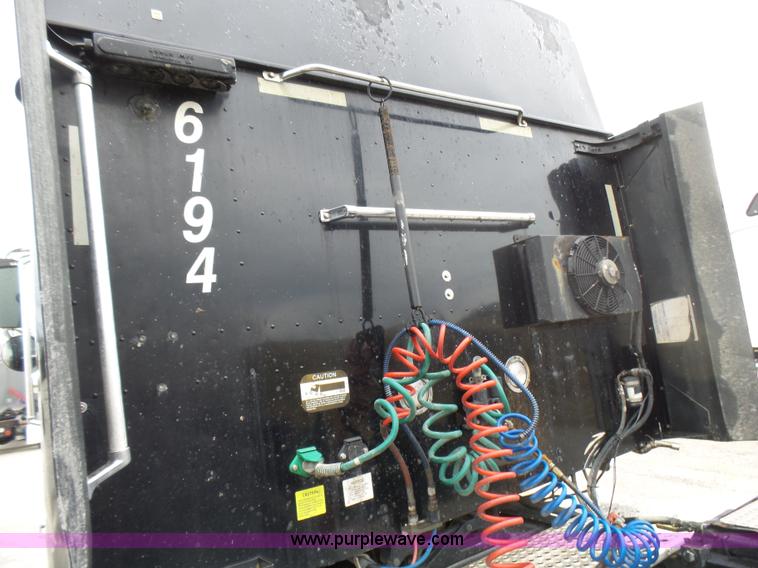 image for item L5423 2007 International 9400i semi truck