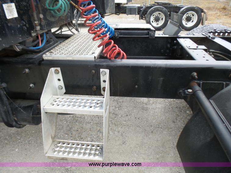 image for item L5423 2007 International 9400i semi truck