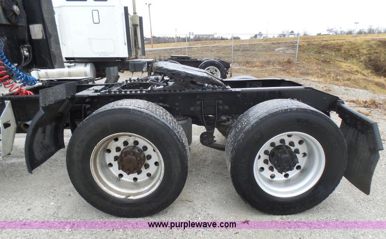 image for item L5423 2007 International 9400i semi truck