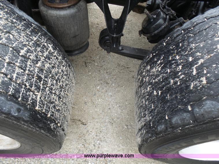 image for item L5423 2007 International 9400i semi truck