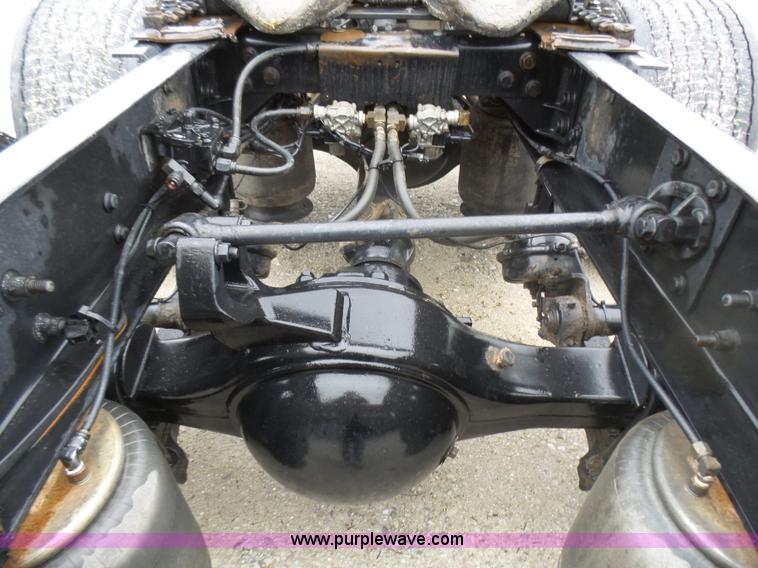 image for item L5423 2007 International 9400i semi truck