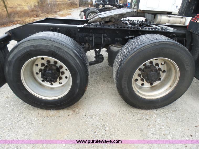 image for item L5423 2007 International 9400i semi truck