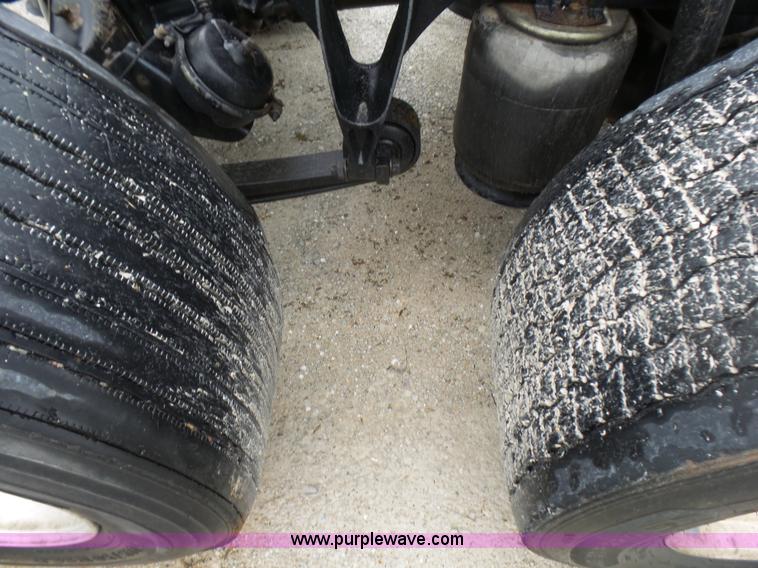 image for item L5423 2007 International 9400i semi truck