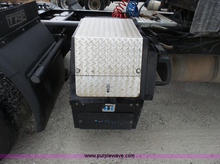 image for item L5423 2007 International 9400i semi truck