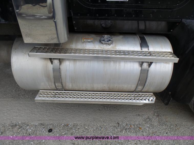 image for item L5423 2007 International 9400i semi truck