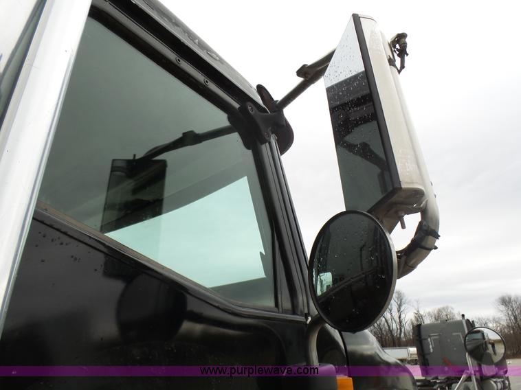 image for item L5423 2007 International 9400i semi truck