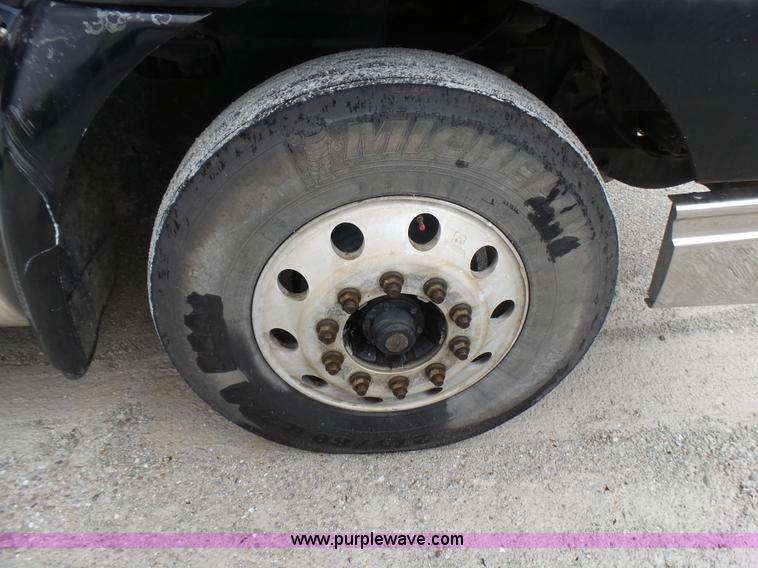 image for item L5423 2007 International 9400i semi truck