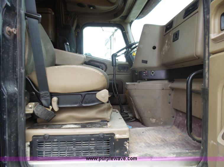 image for item L5423 2007 International 9400i semi truck