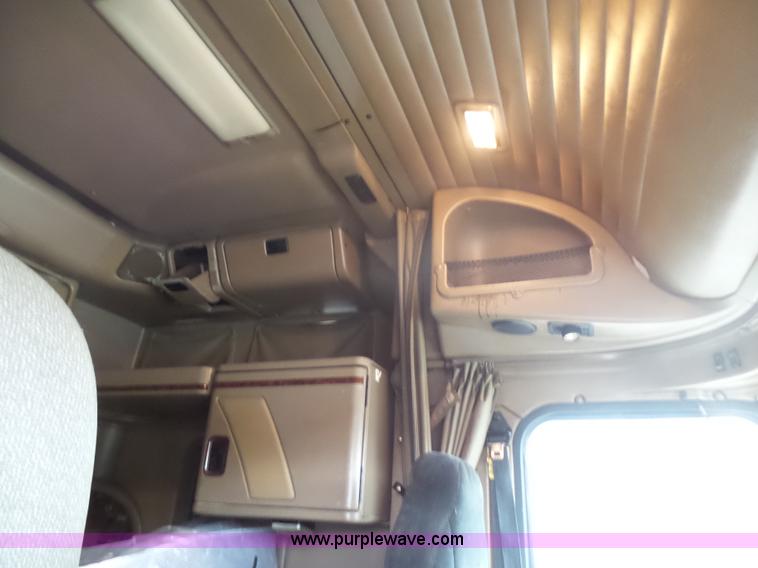 image for item L5423 2007 International 9400i semi truck