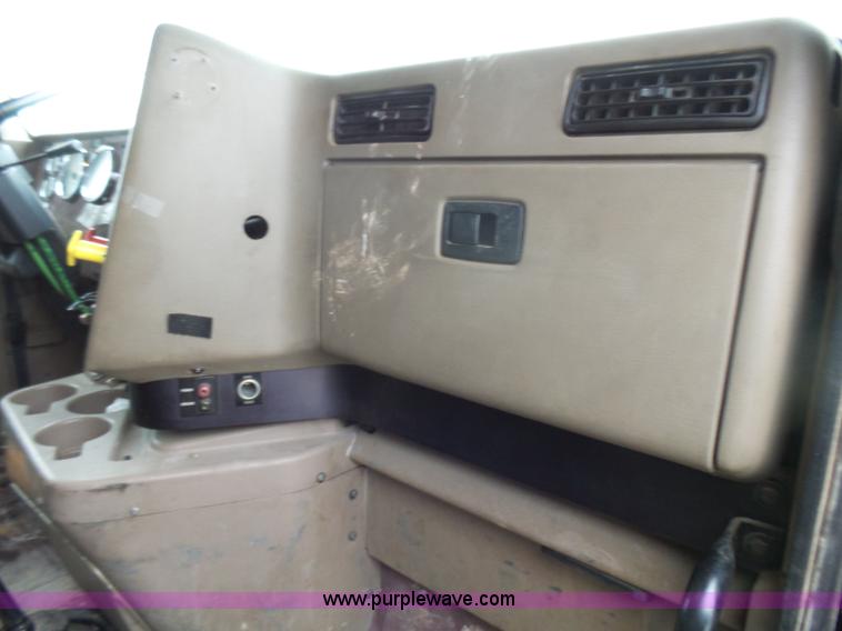 image for item L5423 2007 International 9400i semi truck