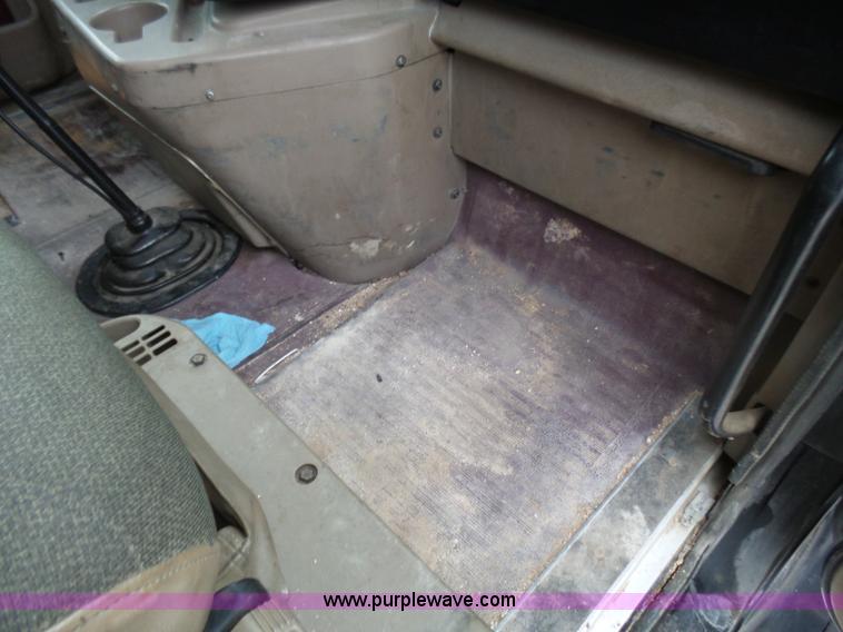 image for item L5423 2007 International 9400i semi truck