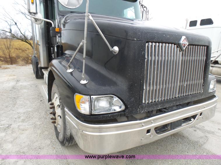 image for item L5423 2007 International 9400i semi truck