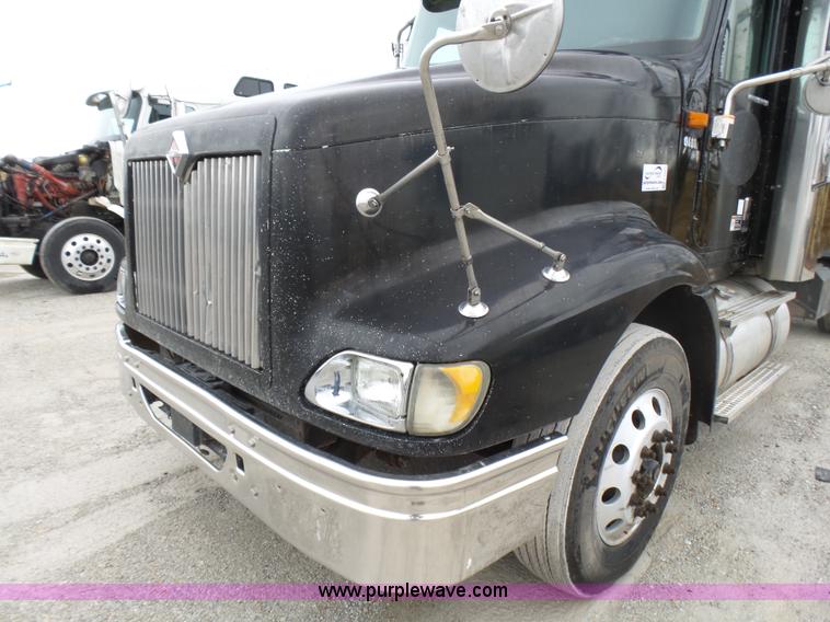 image for item L5423 2007 International 9400i semi truck