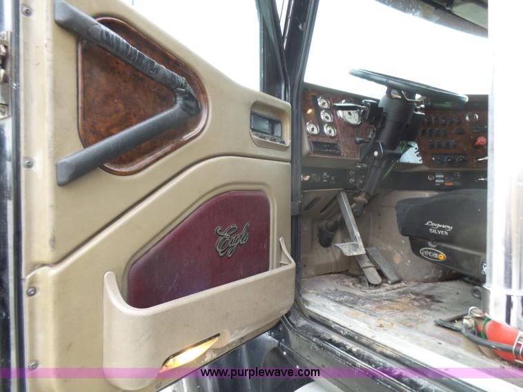 image for item L5423 2007 International 9400i semi truck