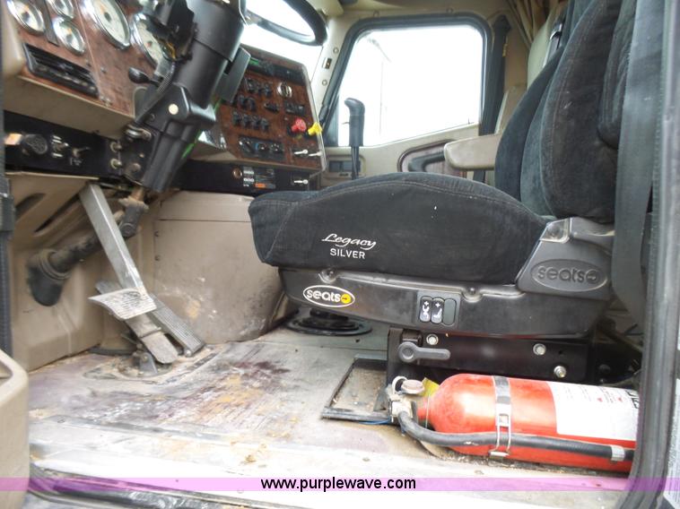 image for item L5423 2007 International 9400i semi truck