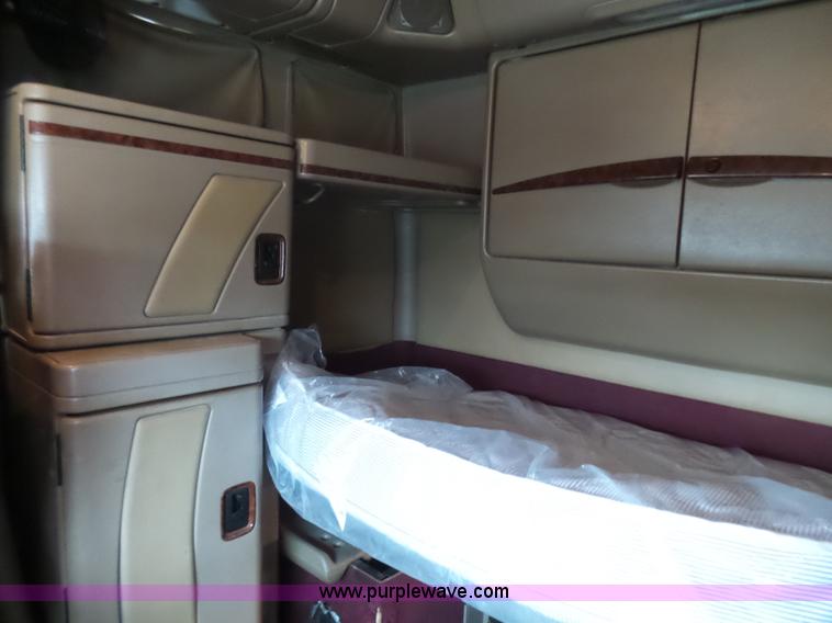 image for item L5423 2007 International 9400i semi truck