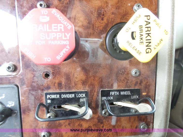 image for item L5423 2007 International 9400i semi truck